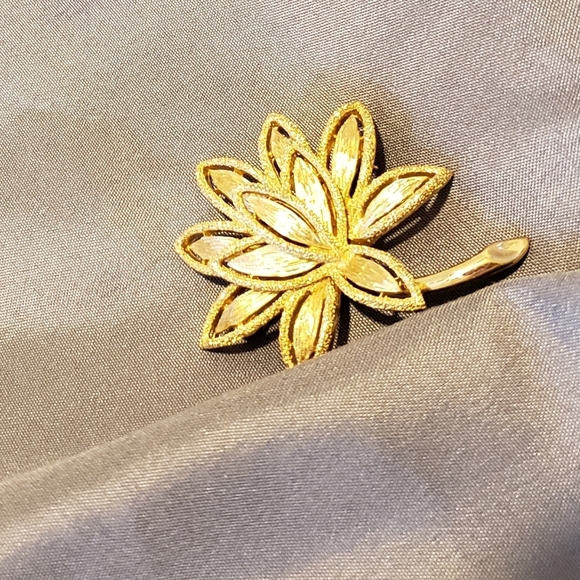 Vintage Avon Gold Brooch Stamp Collectible Pristine Fern Floral Pin Heirloom - Picture 9 of 14